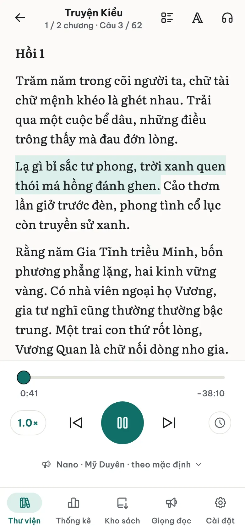Màn đọc LeziBook đang đọc Truyện Kiều, câu đang đọc được tô sáng, trình phát ở dưới