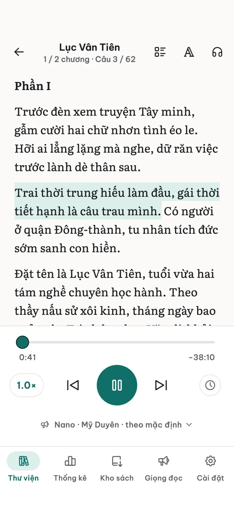 Màn đọc LeziBook đang đọc một cuốn sách, câu đang đọc được tô sáng, trình phát ở dưới